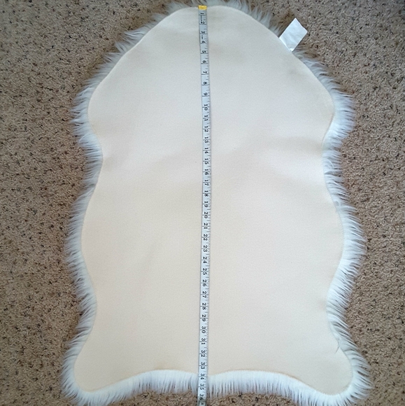 Luxurious Faux Fur Sheepskin Area Rug 2ft by 3ft - Picture 6 of 8